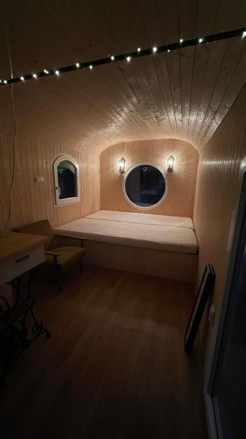 Glamping - Stylova Maringotka V Srdci Ladova Kraje, Pobliz Hlavniho Mesta Prahy Stribrna Skalice Exterior foto